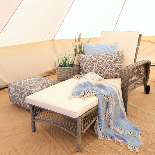Chic Antique – Sonnenliege aus Geflecht mit Rädern – komfortable Entspannung im stilvollen Design