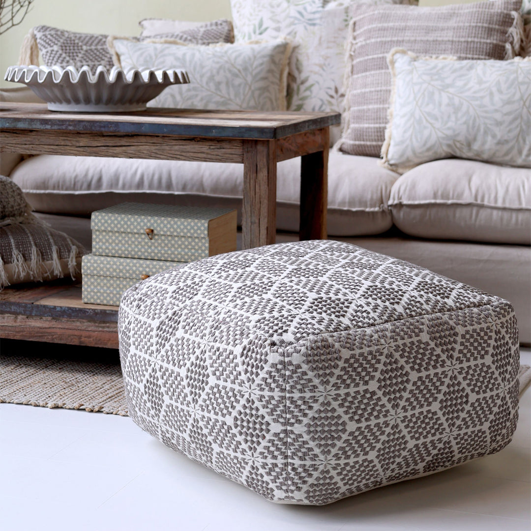 Chic Antique – Loungepouf in Mocca und Creme mit Muster – Komfort und Stil in einem
