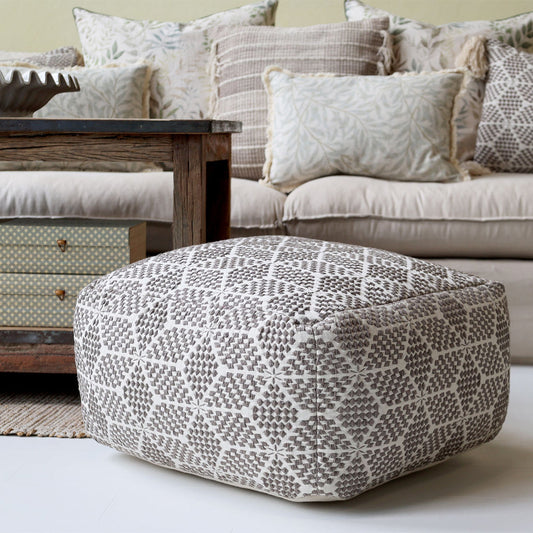 Chic Antique – Loungepouf in Mocca und Creme mit Muster – Komfort und Stil in einem