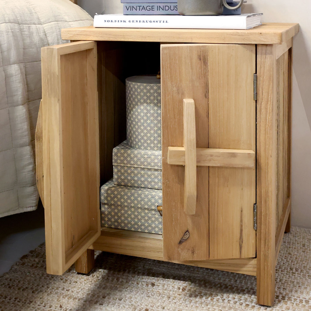 Schrank mit 2 Türen und Regalböden – Natürliche Schlichtheit mit warmer Ausstrahlung