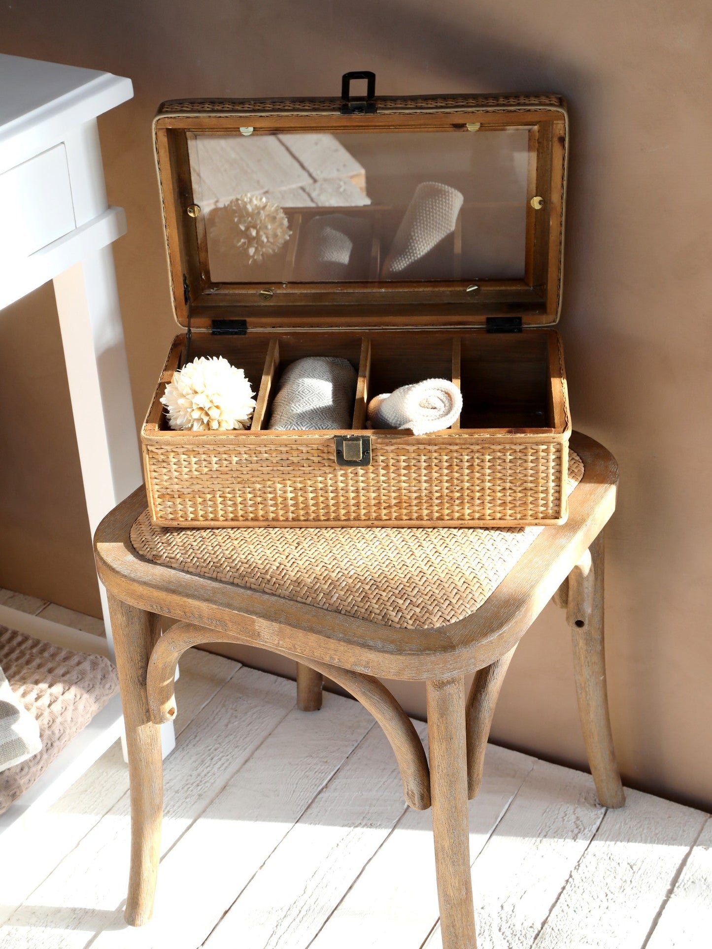 Chic Antique - Französischer Hocker mit Geflechtsitz - Rattan
