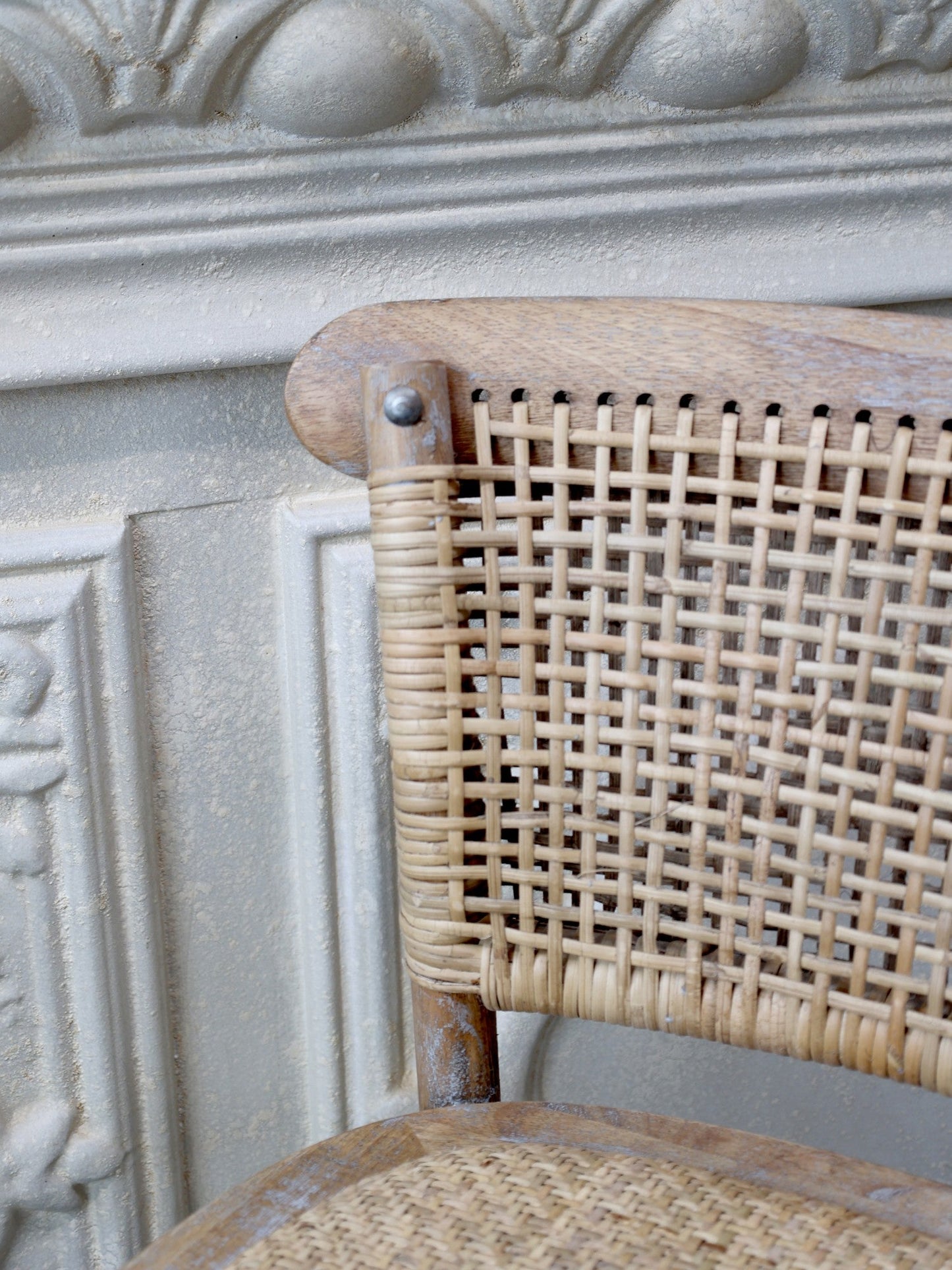 Chic Antique - Französischer Barhocker mit Geflechtsitz und Rückenlehne
