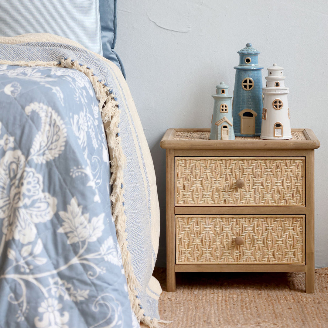 Chic Antique – Kompakter Nachttisch in Natur mit Geflecht und 2 Schubladen