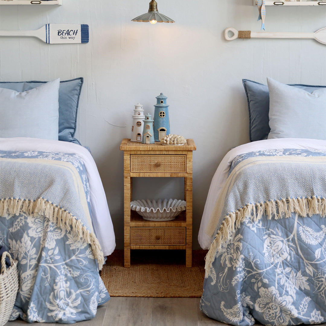 Chic Antique – Nachttisch in Natur mit Geflecht und 2 Schubladen