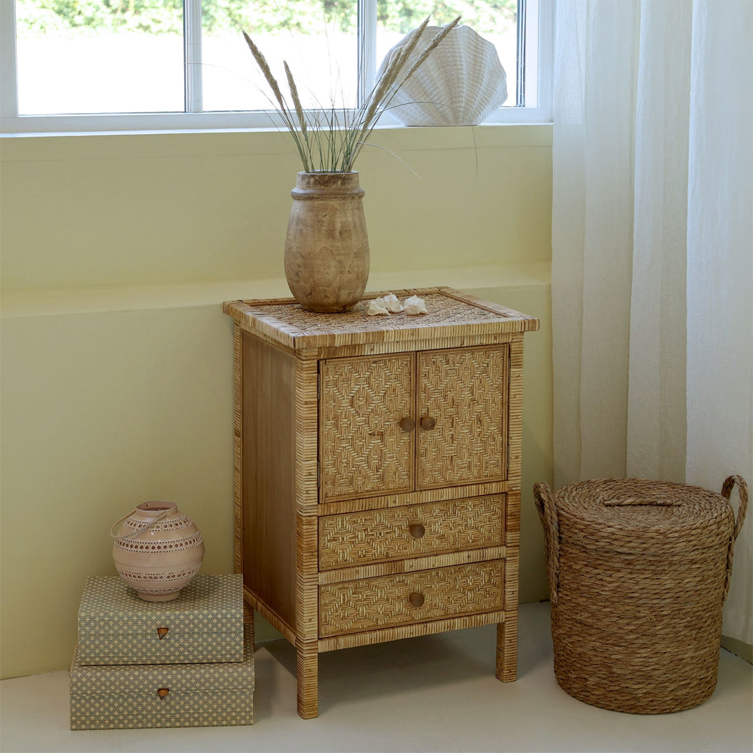Chic Antique – Schrank in Natur mit Geflecht, 2 Türen und 2 Schubladen