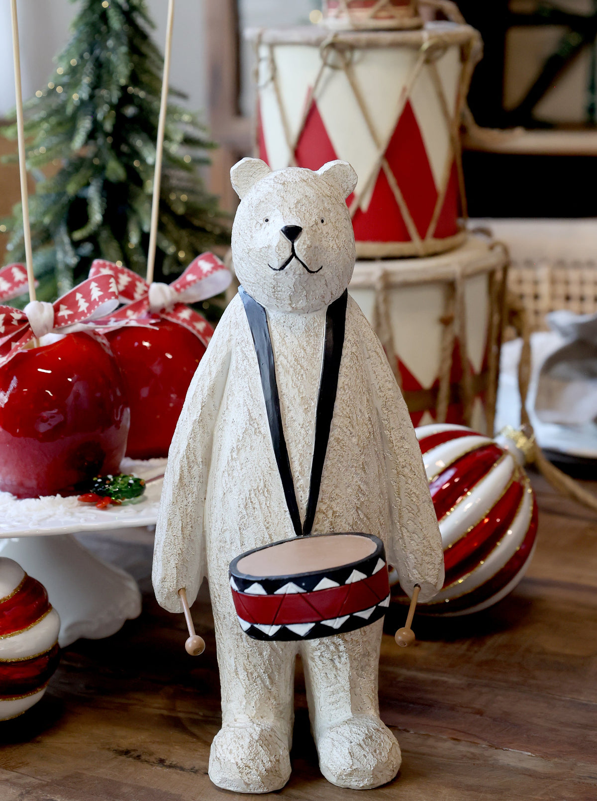 Chic Antique – Handbemalter Weihnachtsbär mit Trommel | H25 cm