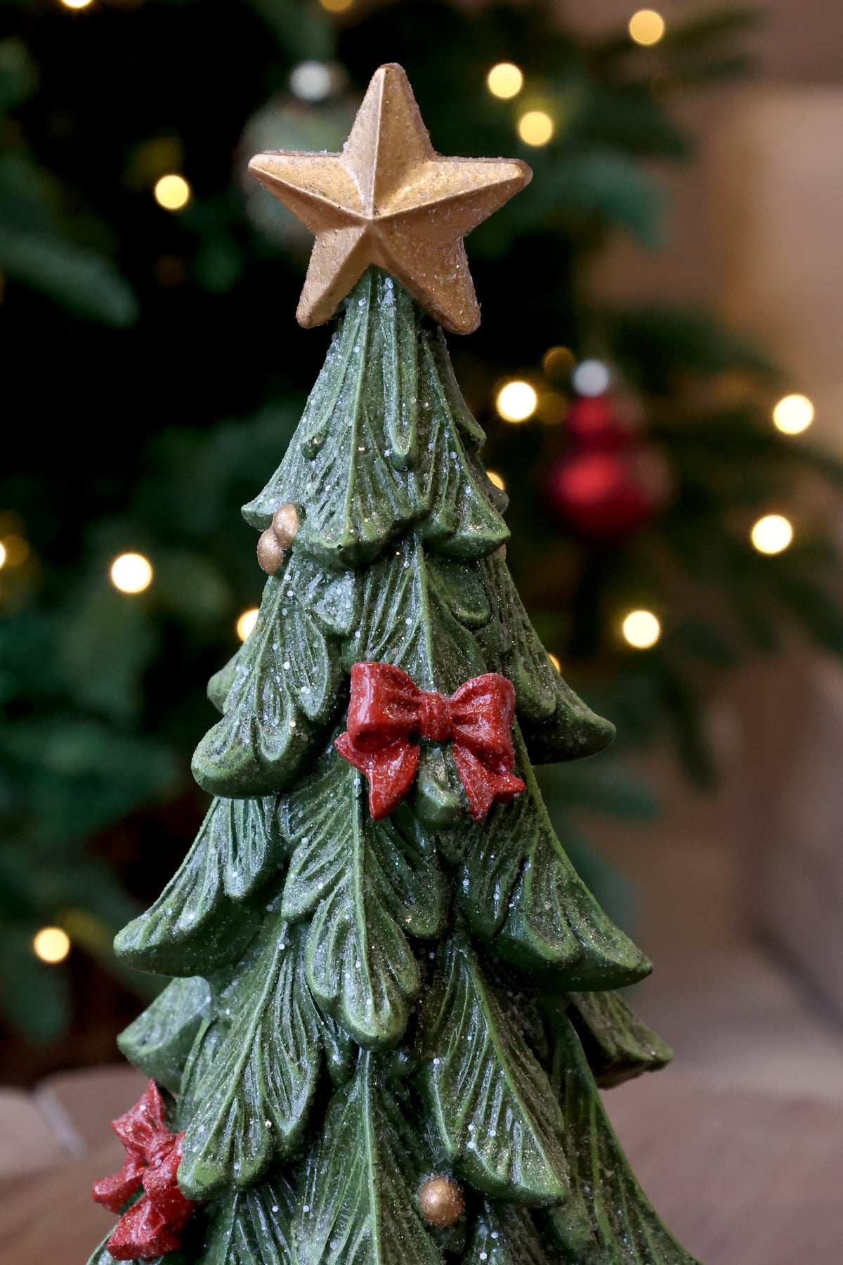 Chic Antique – Noël Weihnachtsbaum mit Geschenken – 20,5 cm – Grün