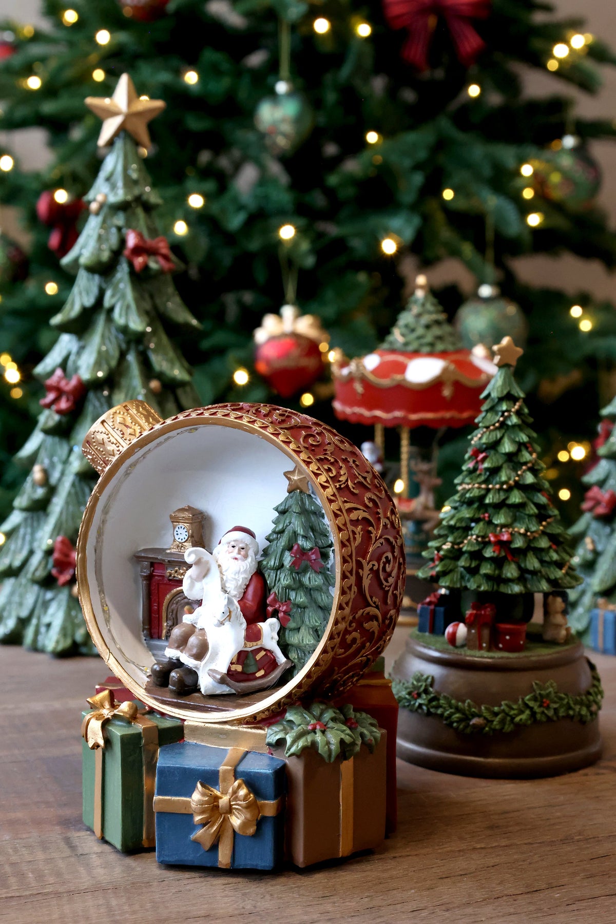 Chic Antique – Noël Weihnachtskugel mit Dekoration und LED – H16/Ø15 cm – Kirschrot