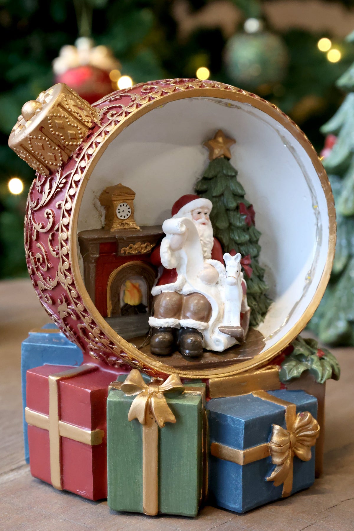 Chic Antique – Noël Weihnachtskugel mit Dekoration und LED – H16/Ø15 cm – Kirschrot
