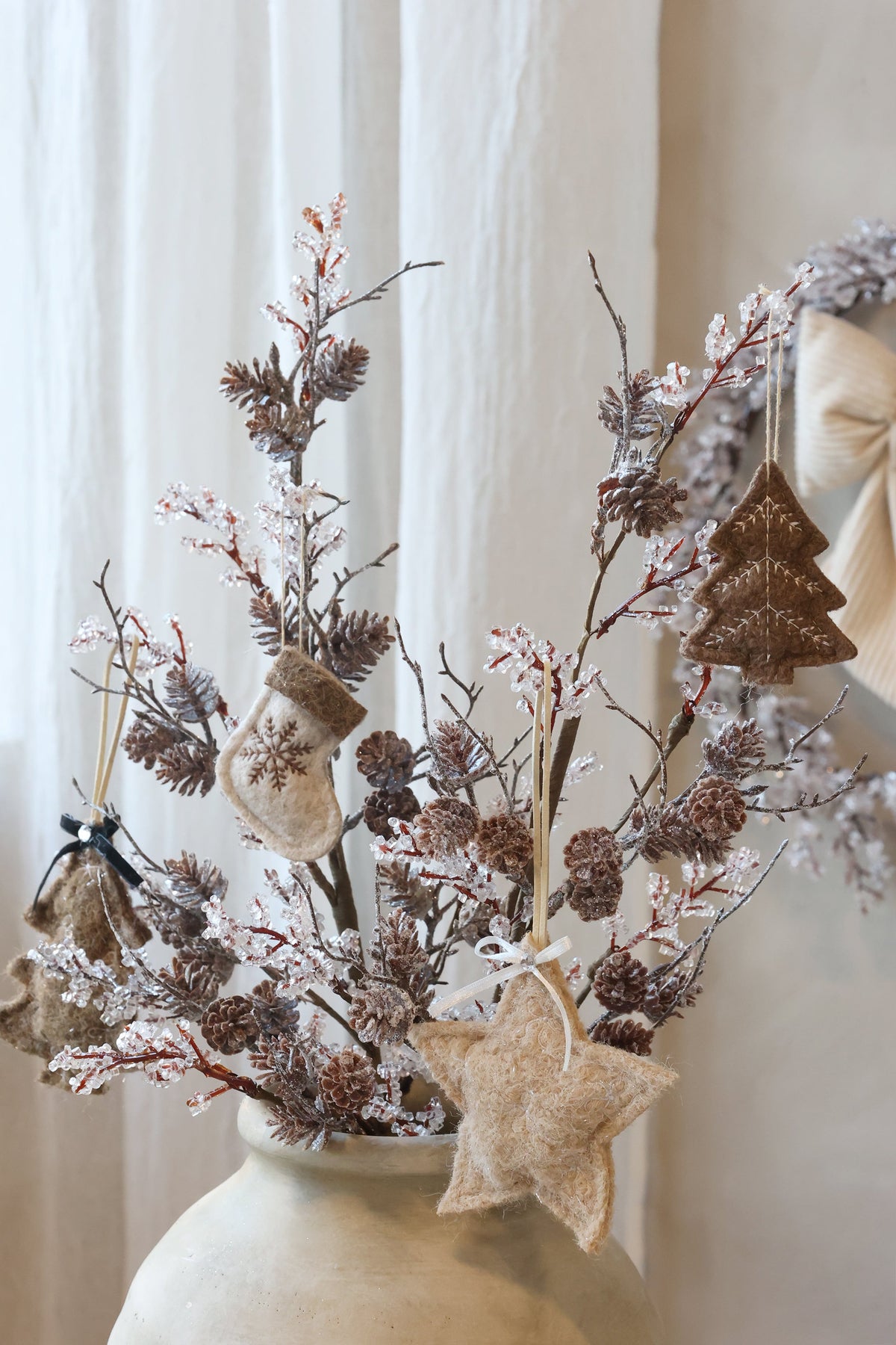 Chic Antique – Filzanhänger mit Weihnachtsstrumpf und Weihnachtsbaum, 2er-Set – H8/L7 cm – Beige und Mokka