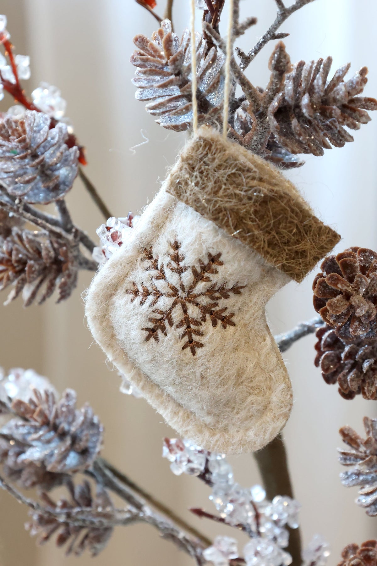 Chic Antique – Filzanhänger mit Weihnachtsstrumpf und Weihnachtsbaum, 2er-Set – H8/L7 cm – Beige und Mokka