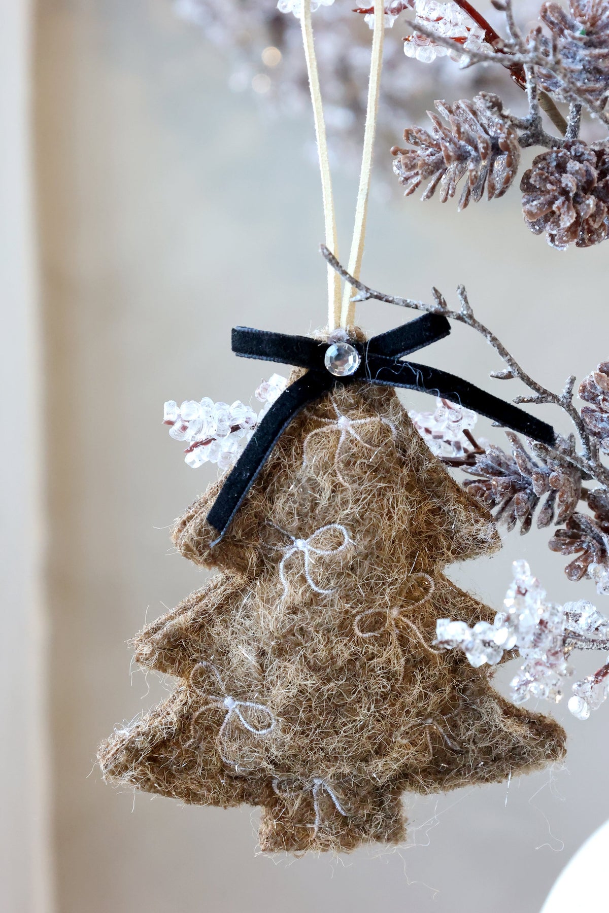 Chic Antique – Filzanhänger mit Weihnachtsbaum und Stern, 2er-Set – H12/L12 cm – Beige und Mokka
