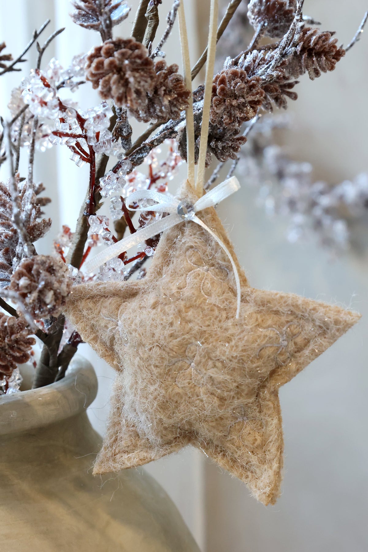 Chic Antique – Filzanhänger mit Weihnachtsbaum und Stern, 2er-Set – H12/L12 cm – Beige und Mokka