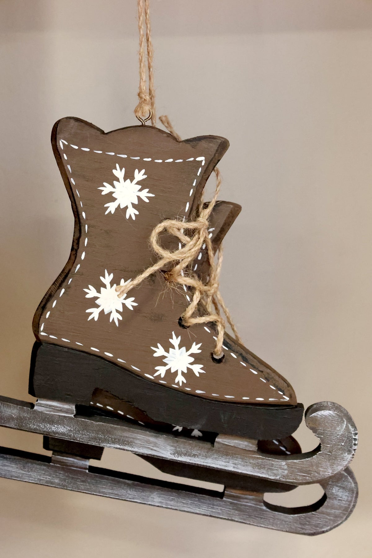 Chic Antique – Vintage-Schlittschuhe zum Aufhängen mit Schneeflocken – Antique Mocca, 16 × 20 cm