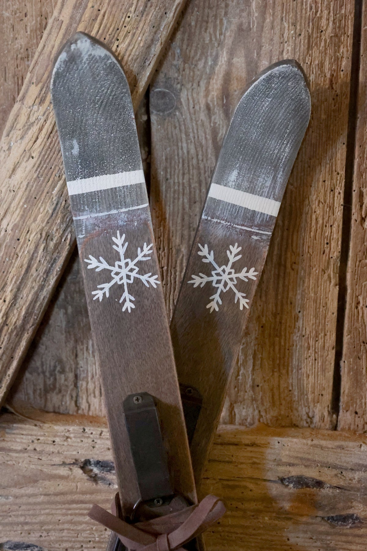 Chic Antique – Vintage-Skier zur Dekoration – H60 × L15 × B7 cm – Antique Mocca