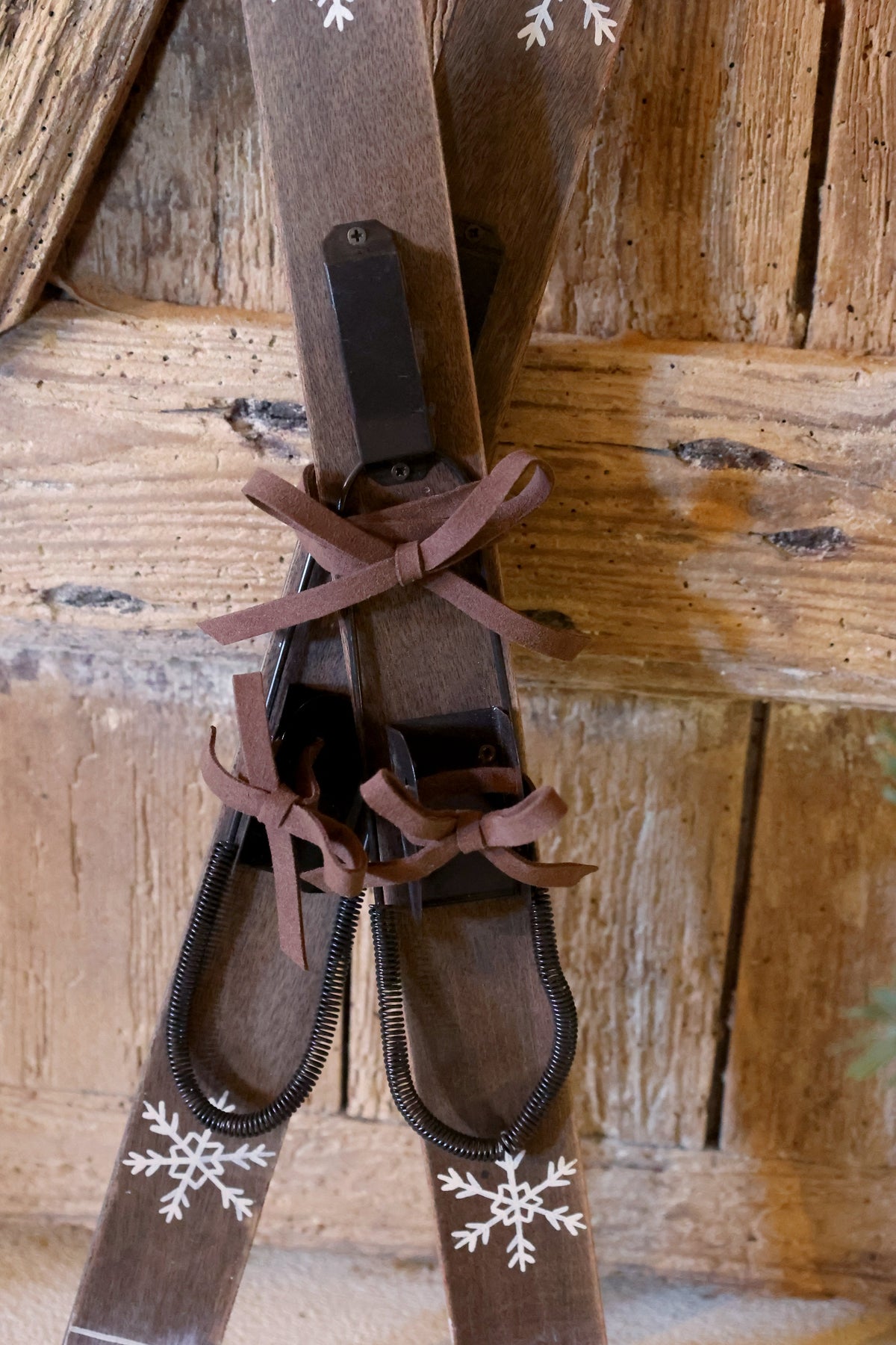 Chic Antique – Vintage-Skier zur Dekoration – H60 × L15 × B7 cm – Antique Mocca