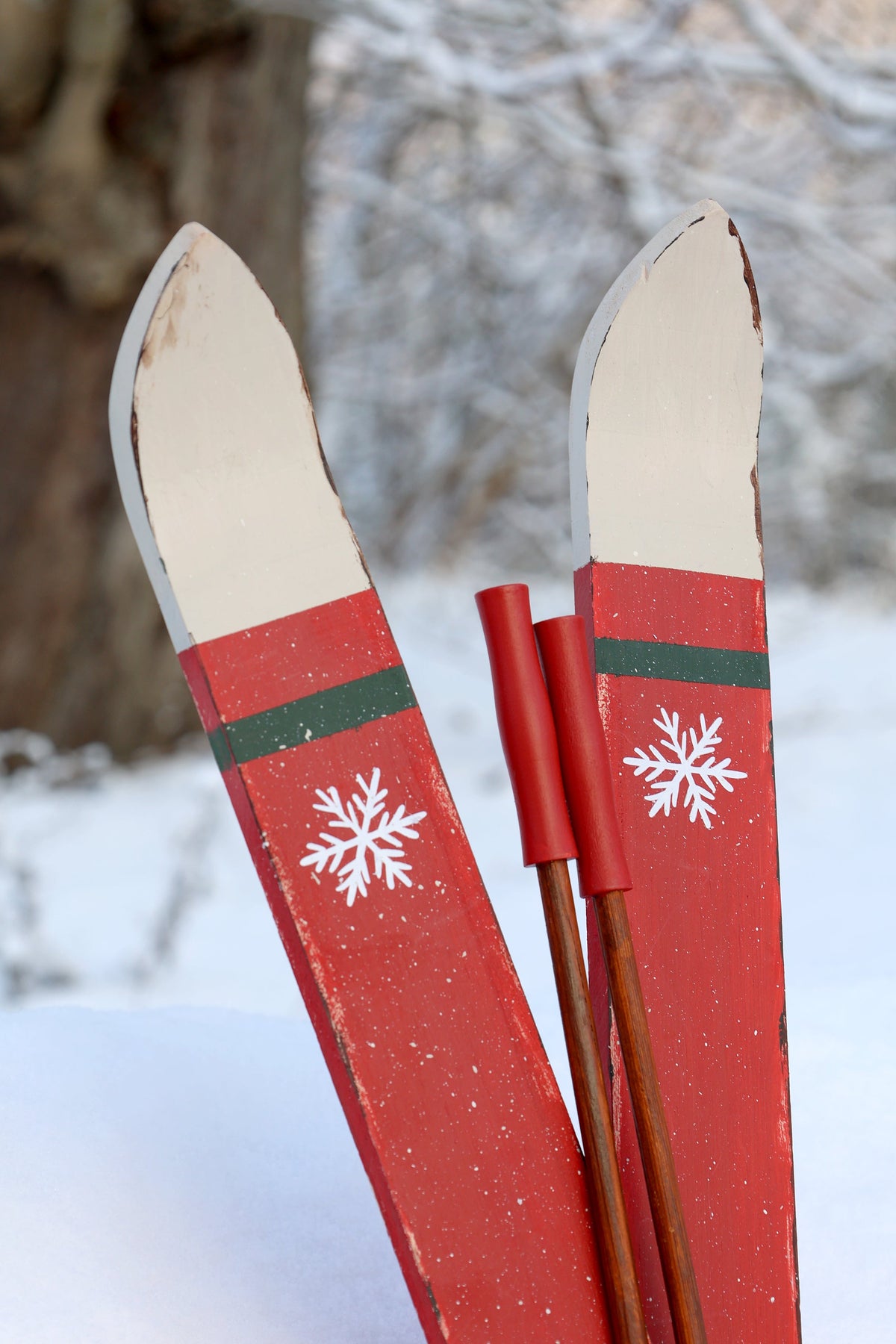 Chic Antique – Vintage-Skier mit Stöcken zur Dekoration – H90 × L22 × B9 cm – Antique Cherry