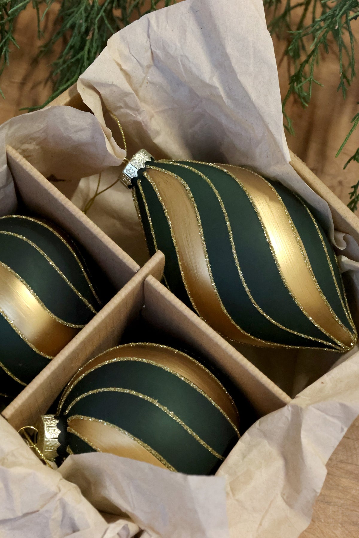 Chic Antique – Weihnachtskugeln in Box, 3er-Set – H12/Ø7 cm – Olivgrün