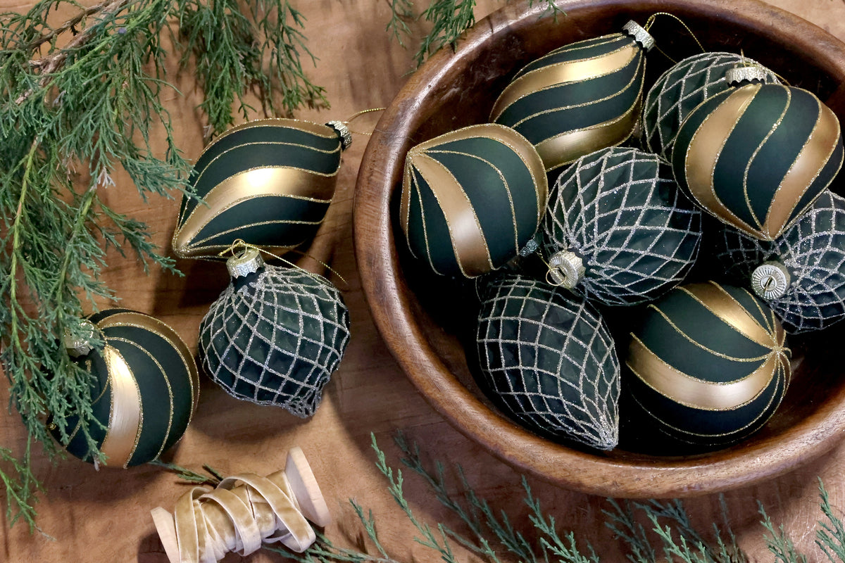 Chic Antique – Weihnachtskugeln in Box, 3er-Set – H12/Ø7 cm – Olivgrün