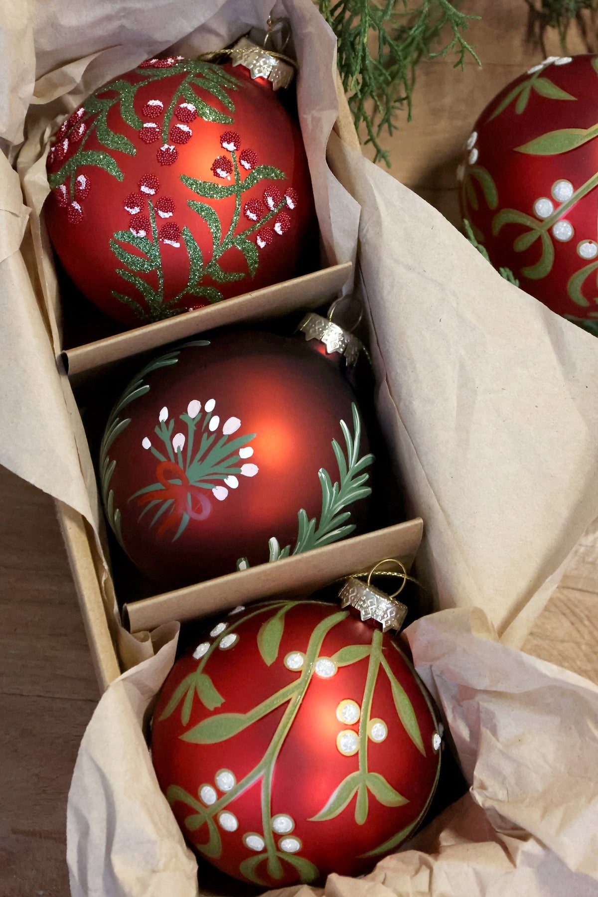 Chic Antique – Weihnachtskugeln in Box, 3er-Set – Ø8 cm – Kirschrot