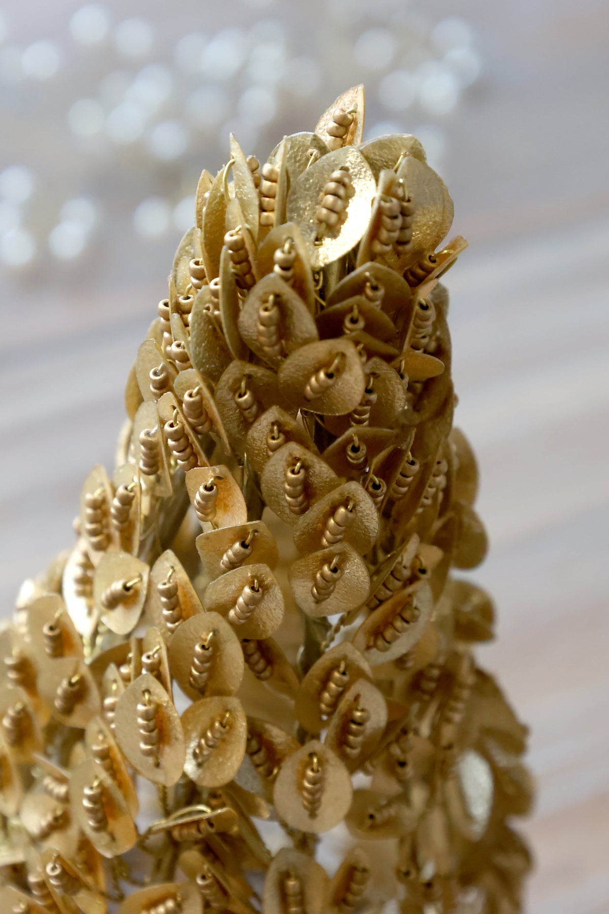 Chic Antique – Dekorativer Weihnachtsbaum mit Perlen und Blättern
