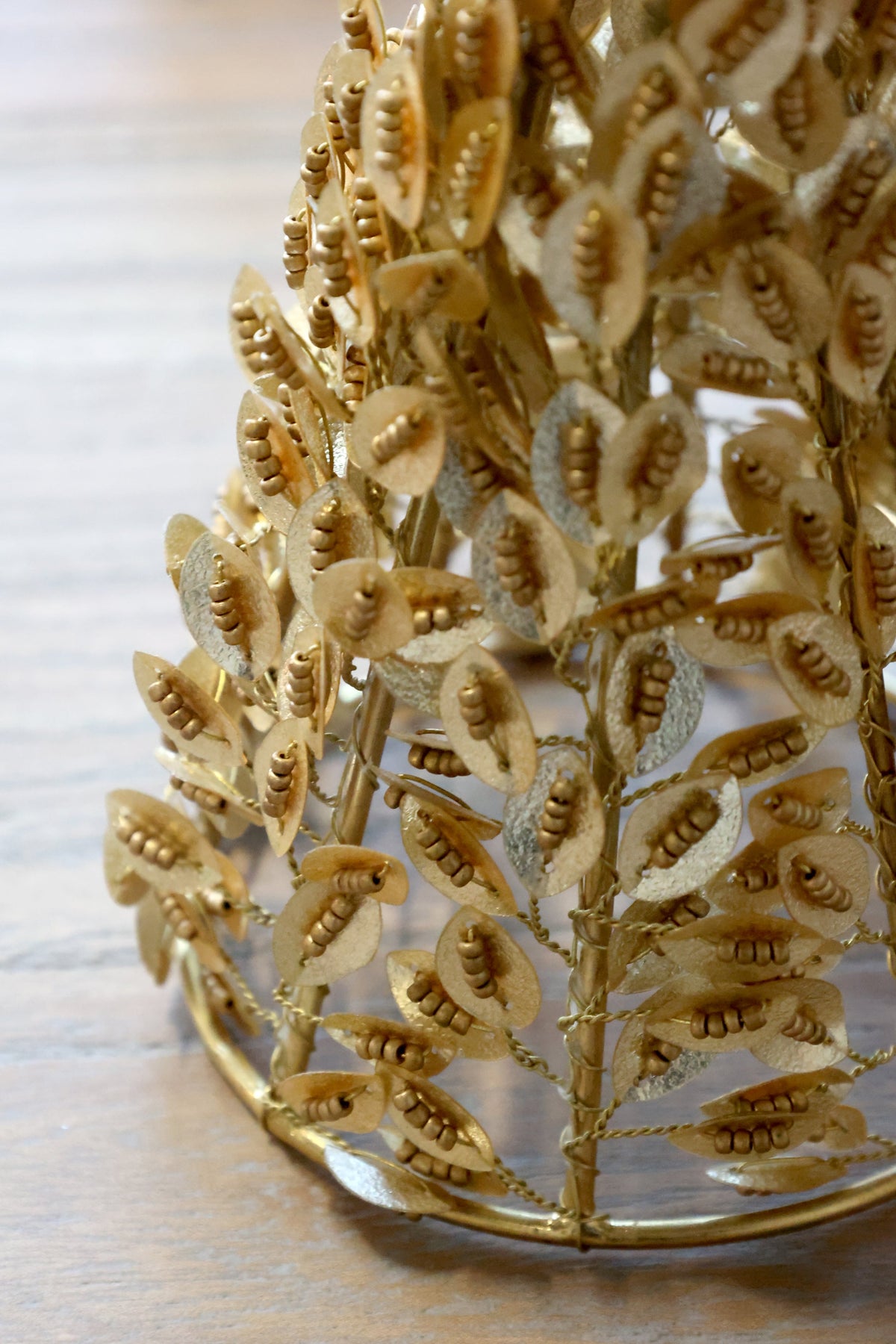 Chic Antique – Dekorativer Weihnachtsbaum mit Perlen und Blättern