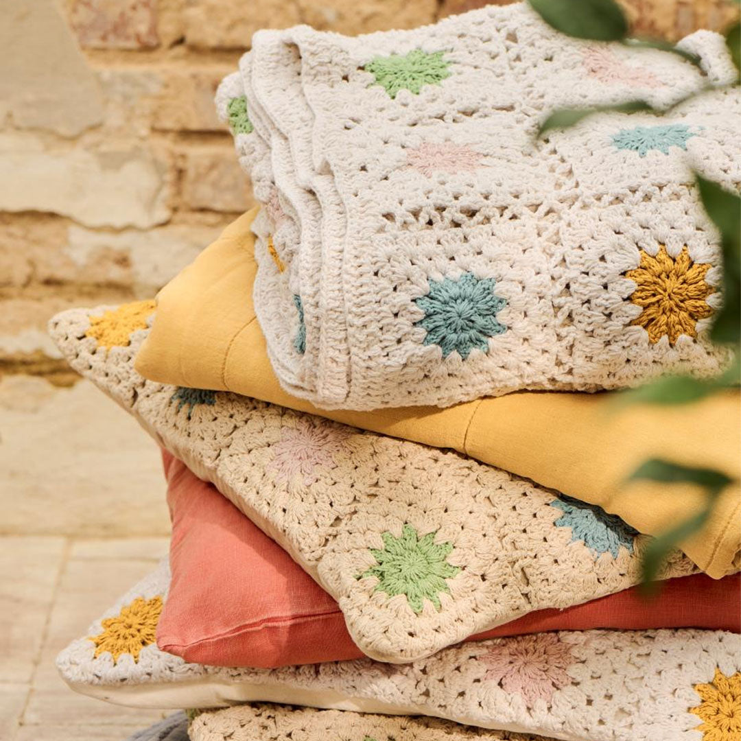 Ib Laursen – Kissenbezug gehäkelt creme mit bunten Blumen 50 × 50 cm