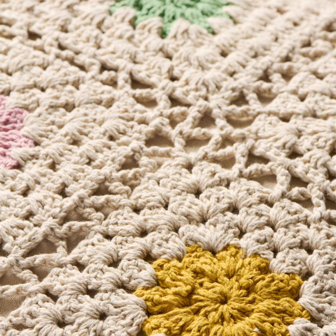 Ib Laursen – Kissenbezug gehäkelt naturfarben mit bunten Blumen 50 × 50 cm