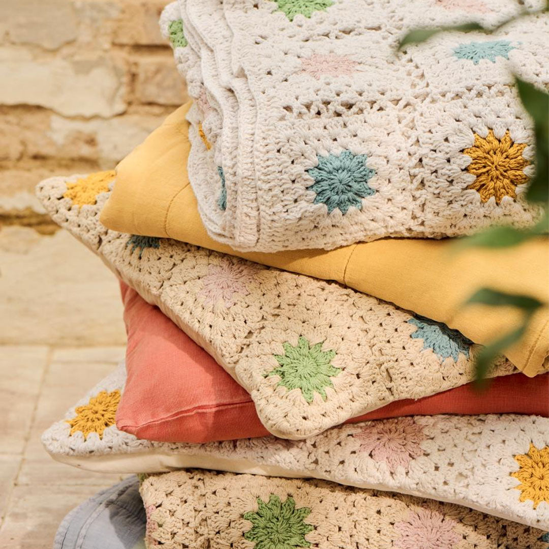 Ib Laursen – Kissenbezug gehäkelt naturfarben mit bunten Blumen 50 × 50 cm