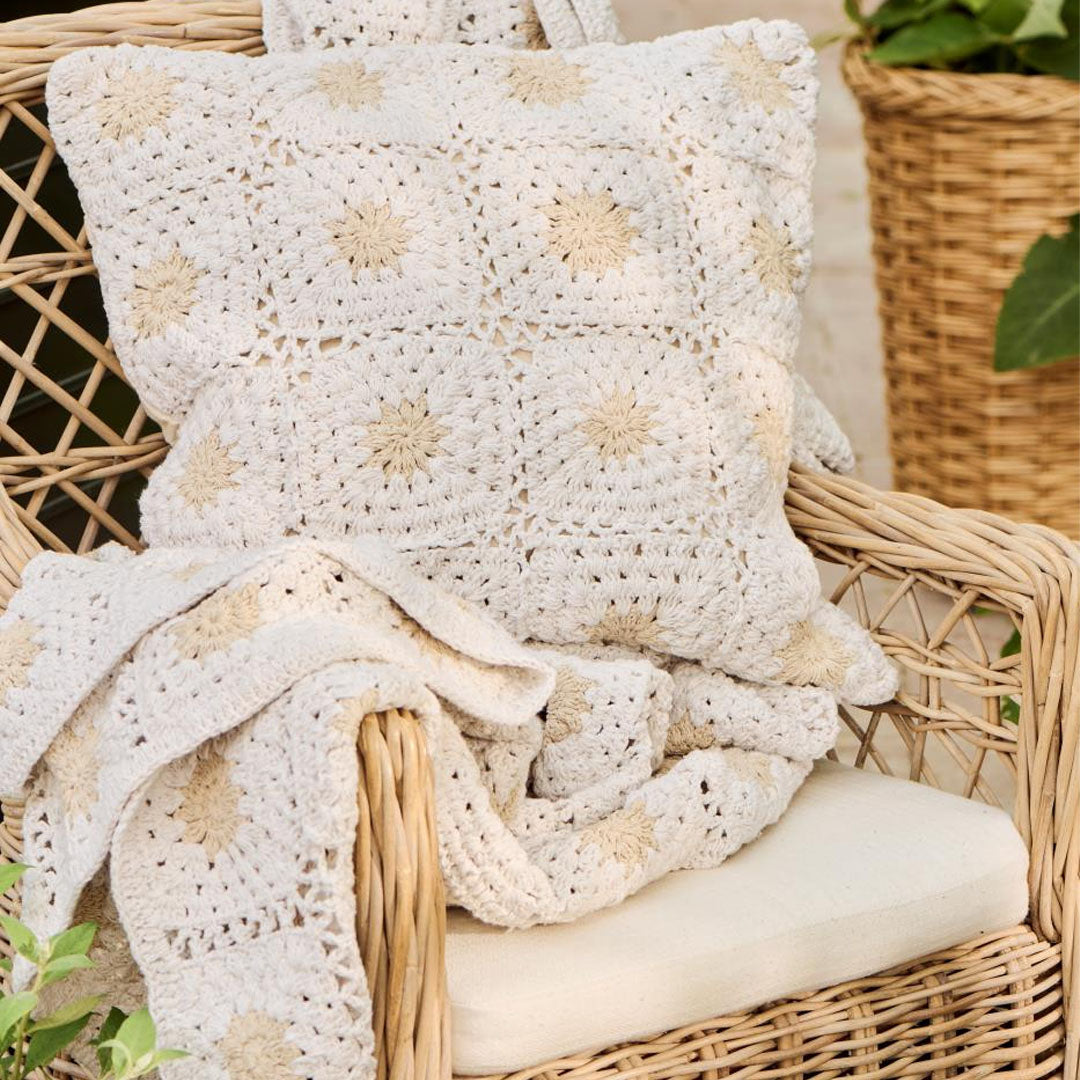 Ib Laursen – Plaid gehäkelt creme mit naturfarbenen Blumen 130 × 170 cm