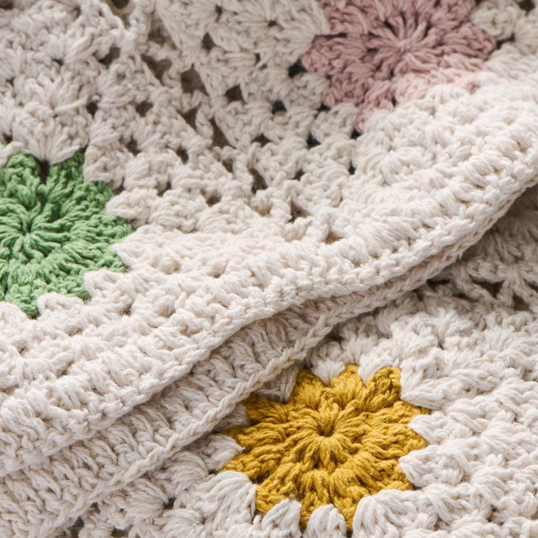 Ib Laursen – Plaid gehäkelt creme mit bunten Blumen 130 × 170 cm