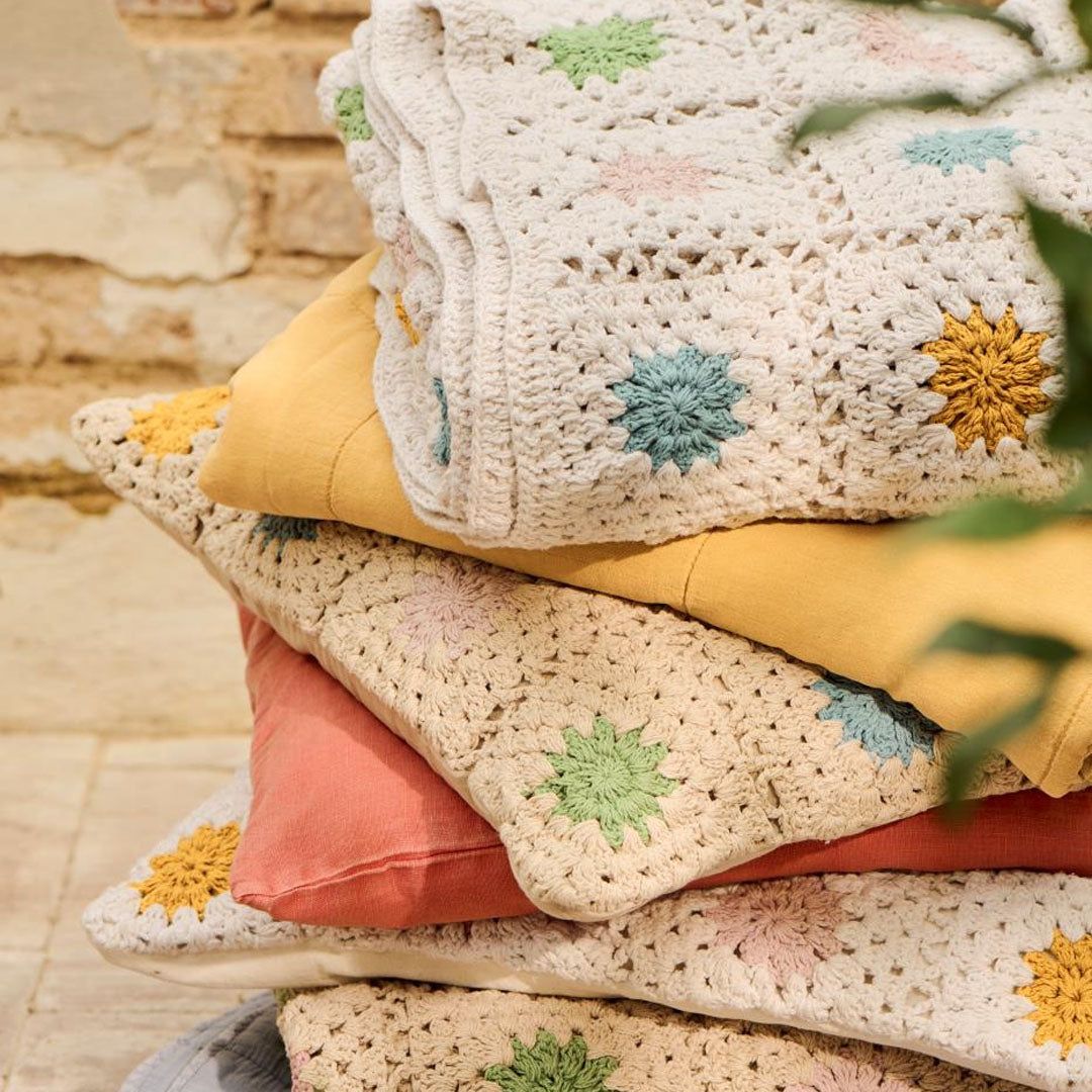 Ib Laursen – Plaid gehäkelt naturfarben mit bunten Blumen 130 × 170 cm