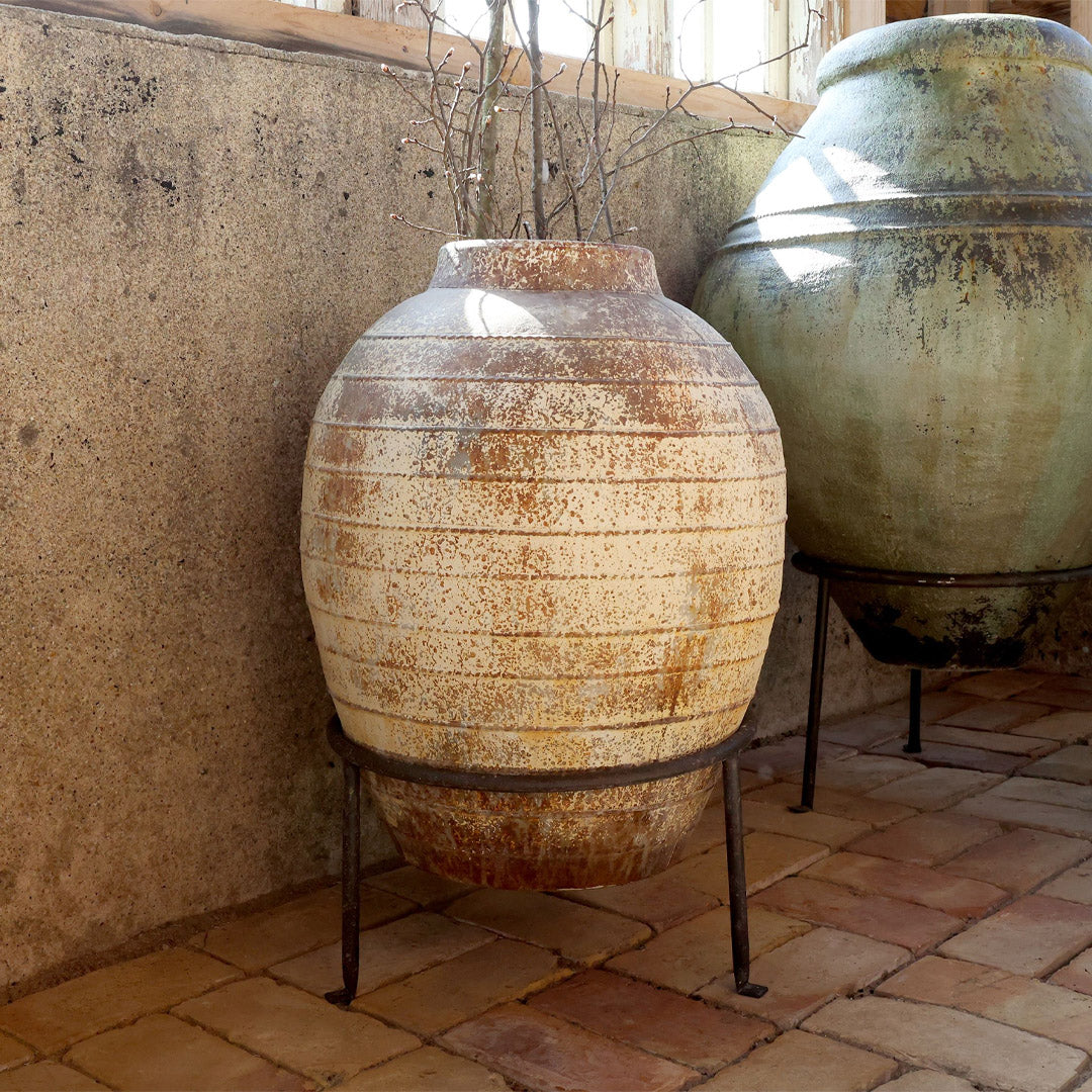 Chic Antique - Übertopf auf Ständer in Antik-Creme – elegante Pflanzenhalterung