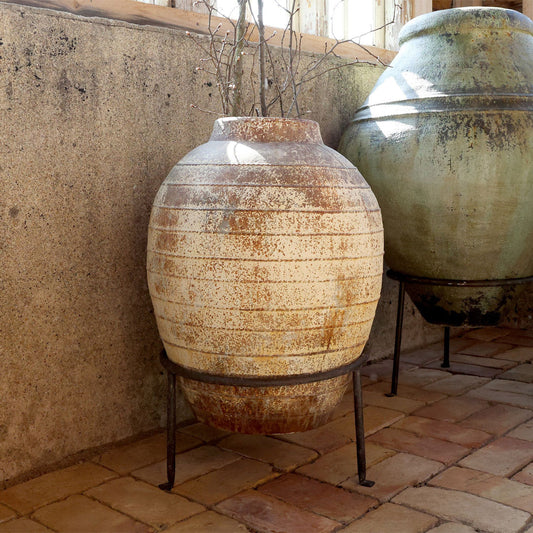 Chic Antique - Übertopf auf Ständer in Antik-Creme – elegante Pflanzenhalterung