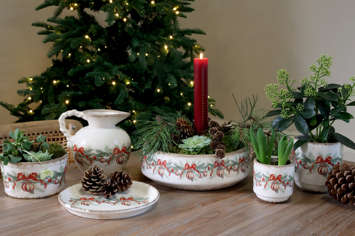 Chic Antique – Übertopf mit Weihnachtskugel und Schleife – H10/Ø10 cm – Creme