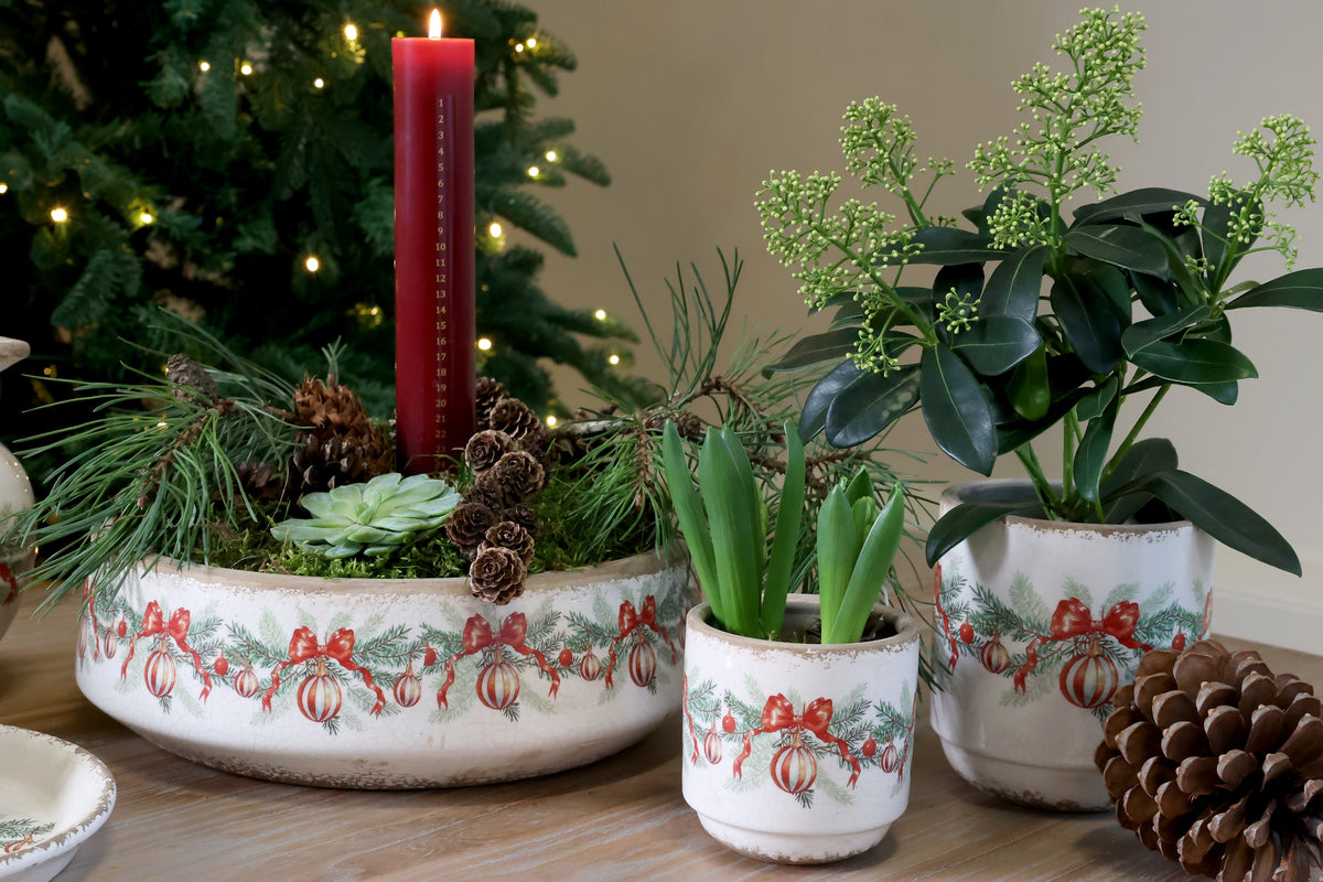 Chic Antique – Übertopf mit Weihnachtskugel und Schleife – H10/Ø10 cm – Creme