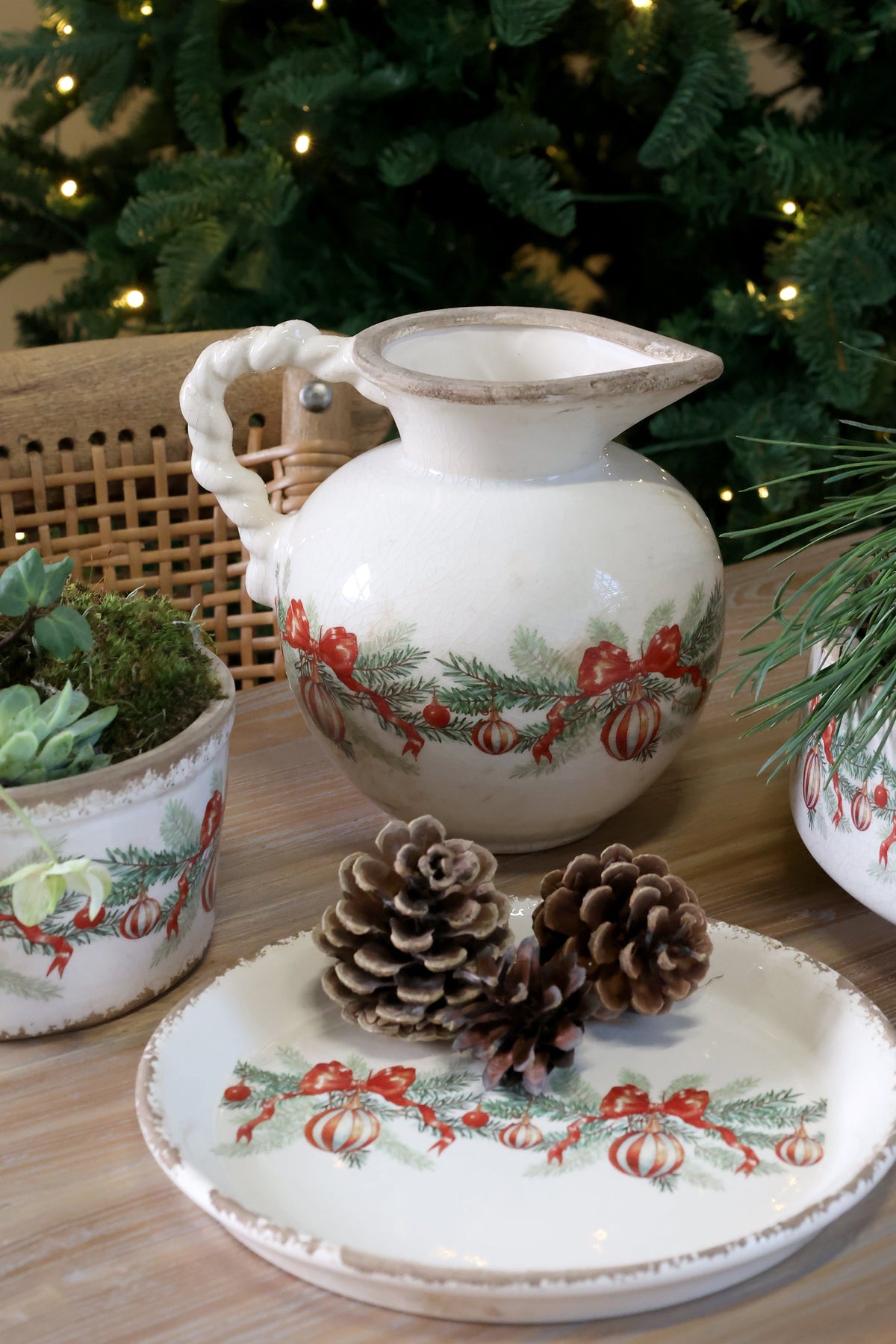 Chic Antique – Kanne mit Weihnachtskugel und Schleife – H18,5/Ø20,5 cm – Creme