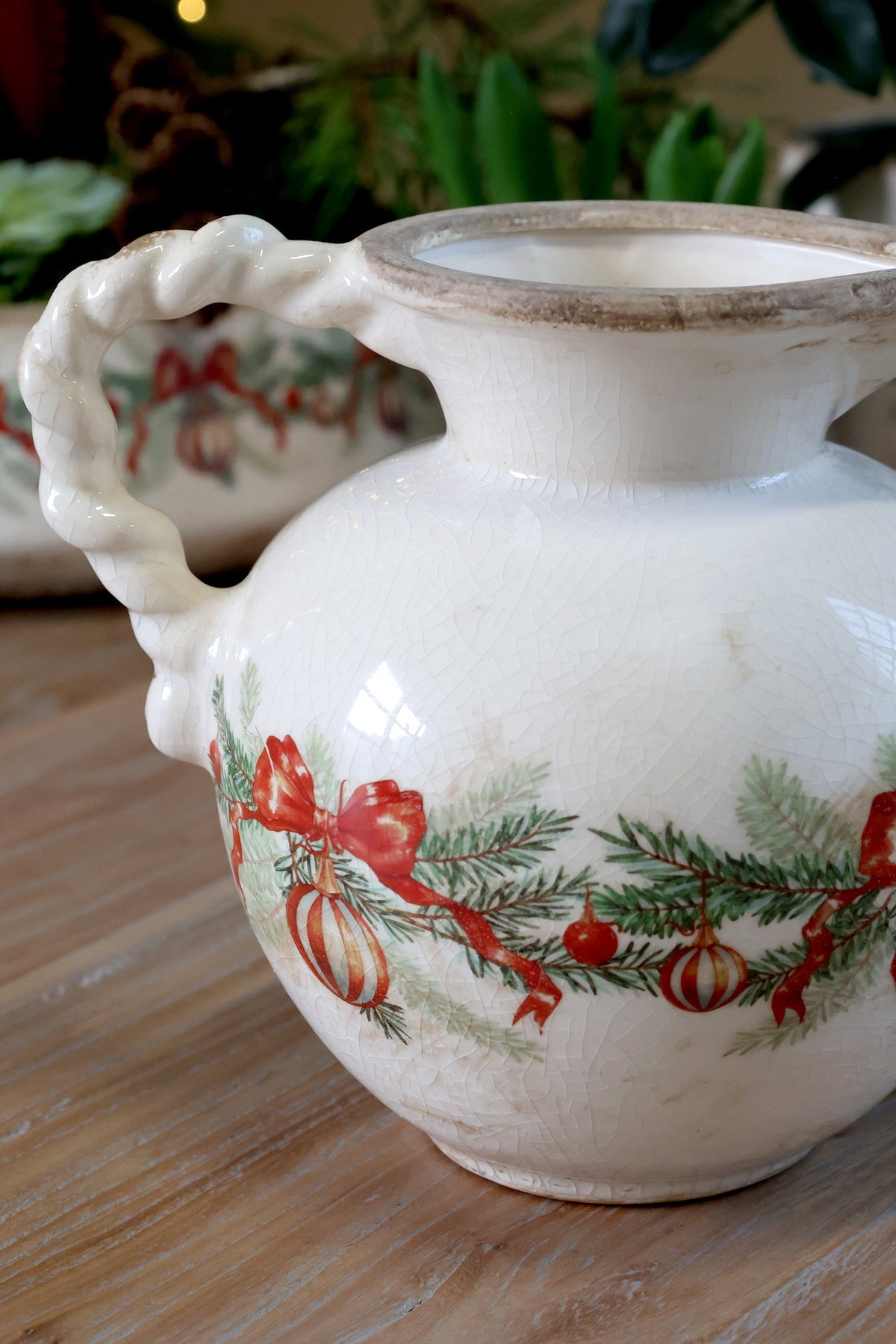 Chic Antique – Kanne mit Weihnachtskugel und Schleife – H18,5/Ø20,5 cm – Creme