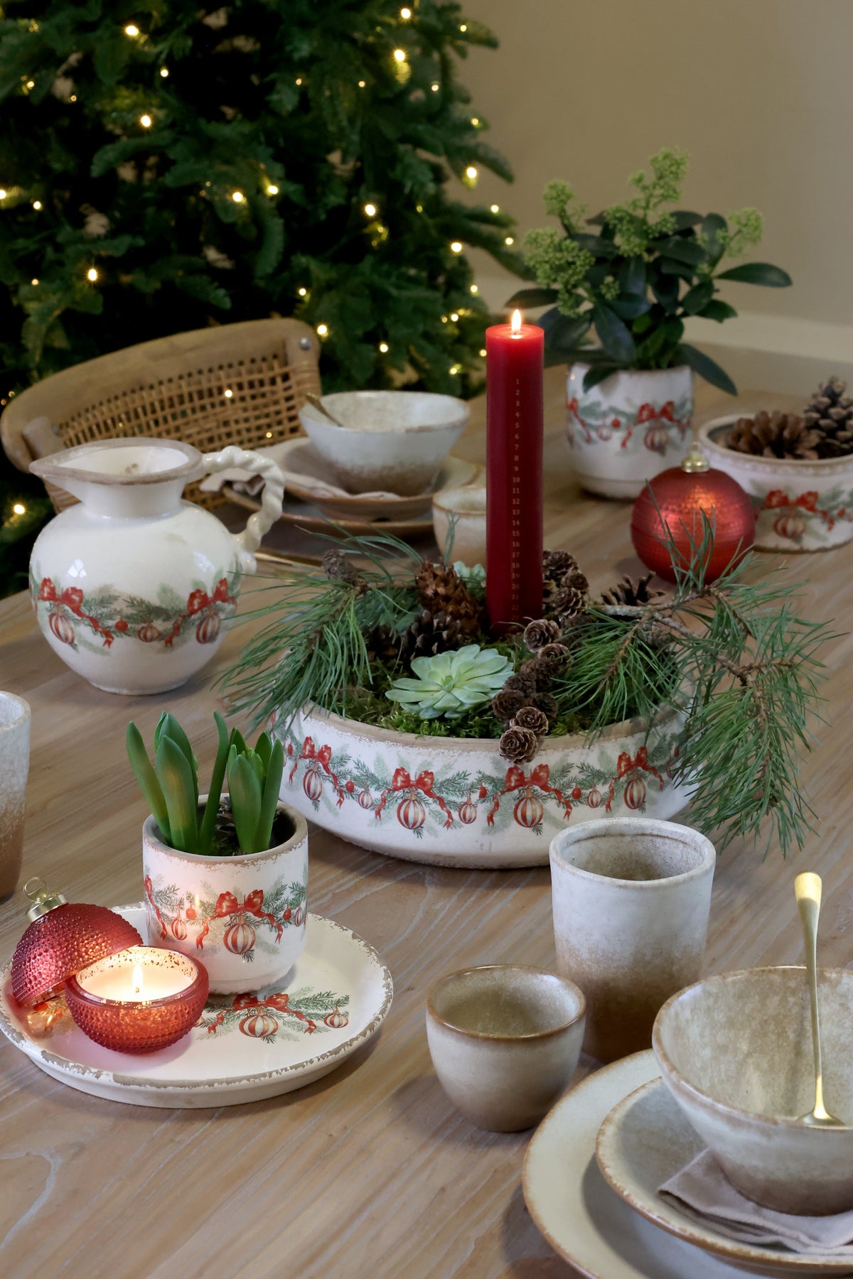 Chic Antique – Schale mit Weihnachtskugel und Schleife – H9,5/Ø16,5 cm – Creme
