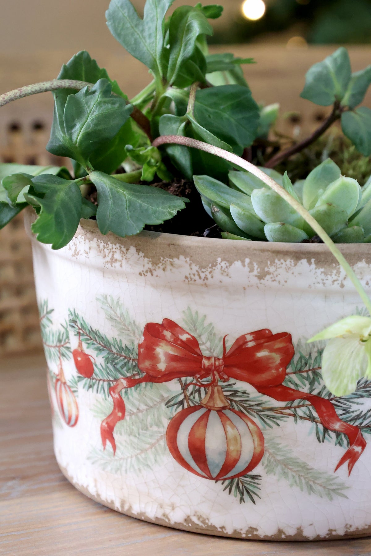 Chic Antique – Schale mit Weihnachtskugel und Schleife – H9,5/Ø16,5 cm – Creme