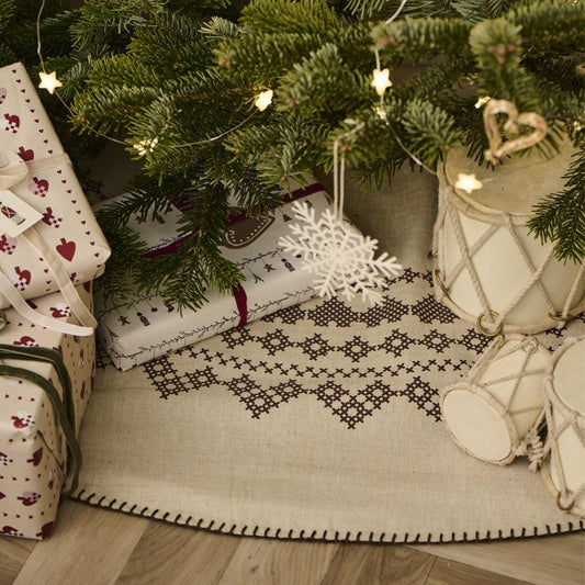 Ib Laursen - Weihnachtsbaumdecke Natur mit dunkelbraunem Muster und Zierstichen am Rand