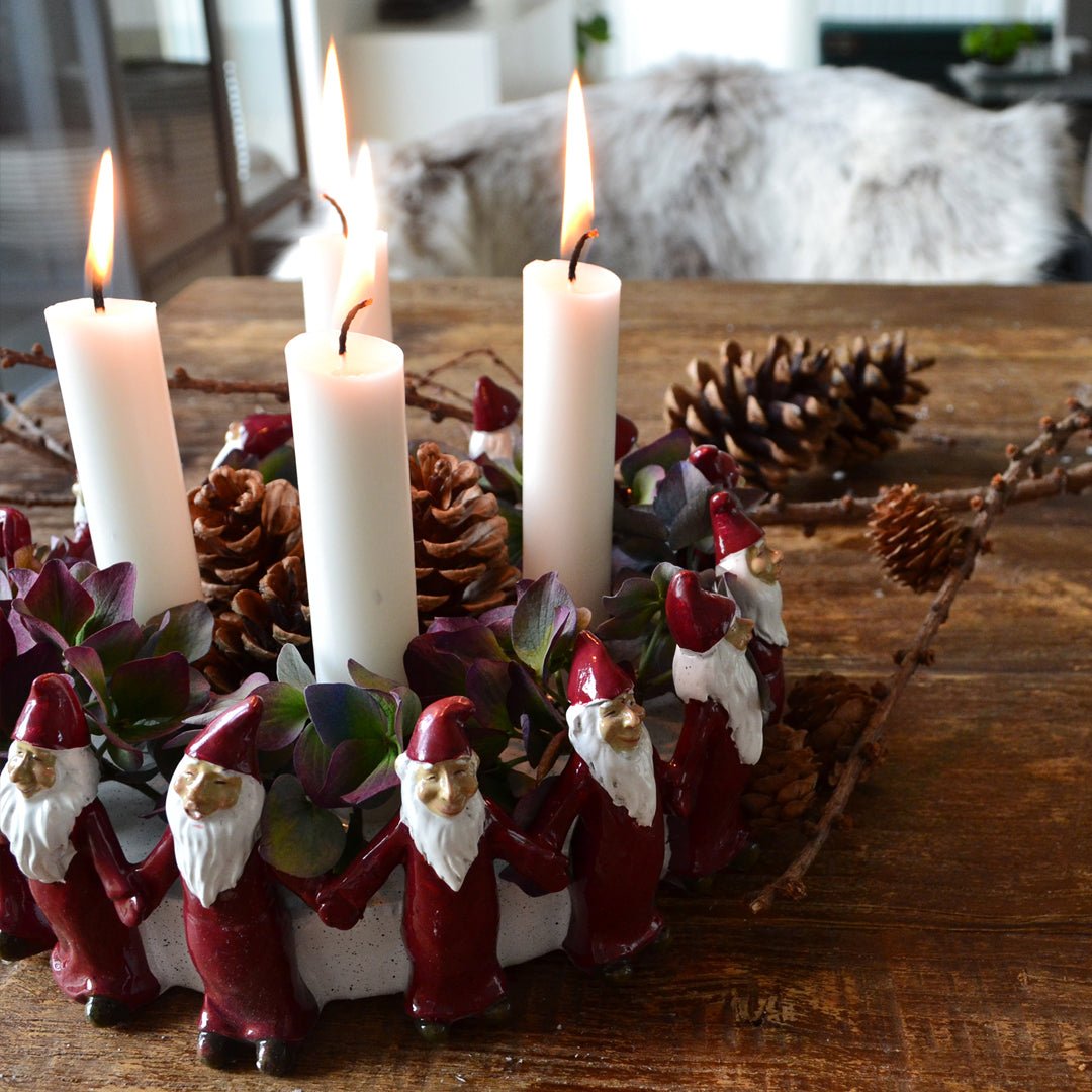 Harvesttime – Adventskerzenhalter mit Weihnachtswichteln, Rot