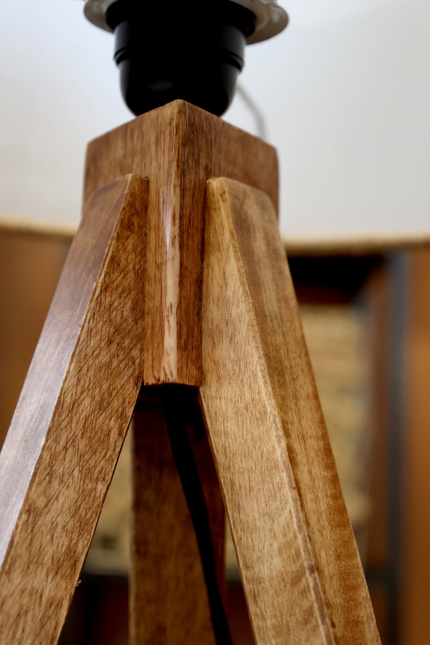 Chic Antique - Tischlampe mit Holzfuß und Leinenschirm