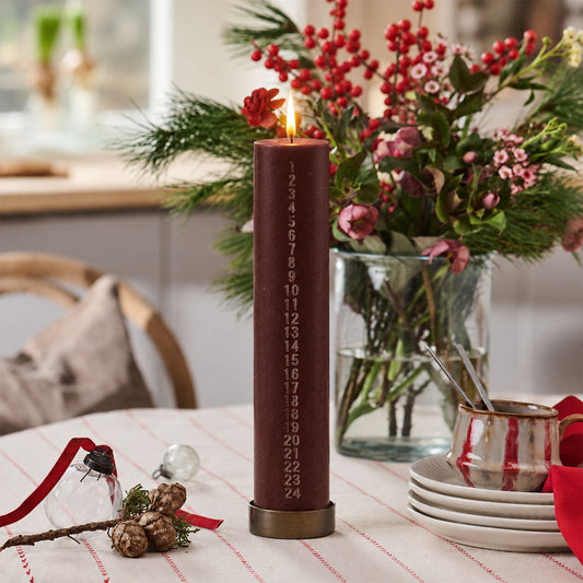 Ib Laursen – Kalenderkerze 1–24 – Hazelnut mit geprägten Zahlen, Svanen-zertifiziert