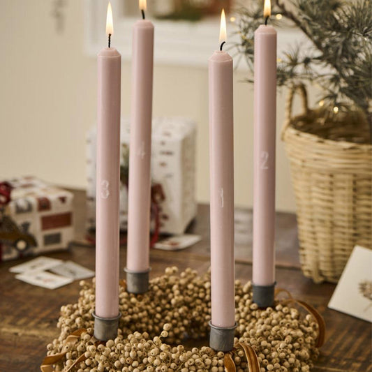 Ib Laursen - Adventslichter 1–4 – Rosa Malva, Box mit 4 Stumpenkerzen, Ø 2,2 cm, H 29 cm, Nordisches Schwanenzeichen