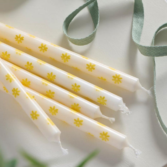 Ib Laursen – Stabkerzen 8 Stk. mit gelben Blumen, Stearin Ø 1,3 cm, H 20 cm, Schwanen-zertifiziert