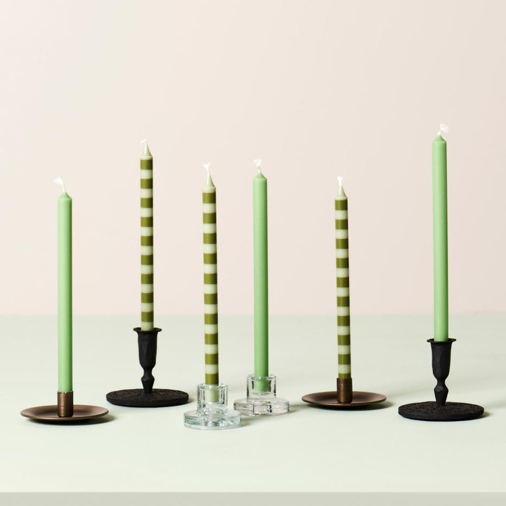 Ib Laursen – Stabkerzen 8 Stk. gestreift olivgrün/hellgrün, Stearin Ø 1,3 cm, H 20 cm, Schwanen-zertifiziert