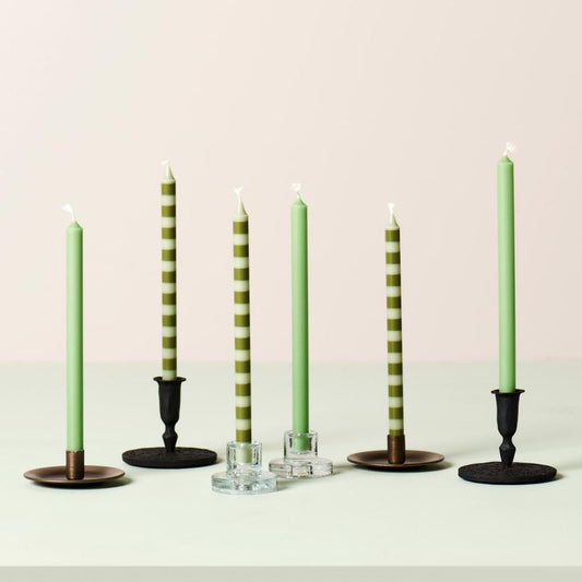 Ib Laursen – Stabkerzen 8 Stk. gestreift olivgrün/hellgrün, Stearin Ø 1,3 cm, H 20 cm, Schwanen-zertifiziert