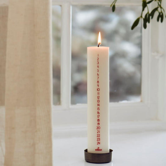 Ib Laursen – Kalenderkerze 1–24 – Creme mit roten Zahlen, Svanen-zertifiziert