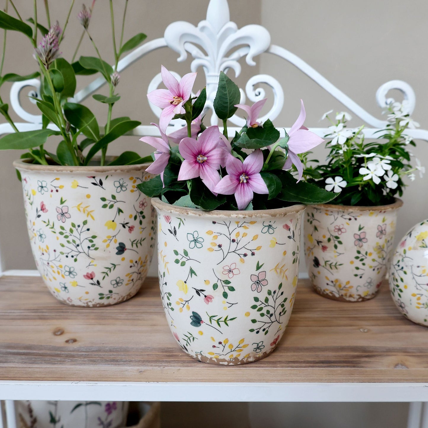 Chic Antique – Cavaillon Übertopf mit Blumenmotiv H14,5 / Ø14,5 cm Creme